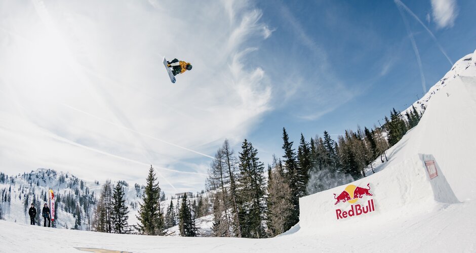 Snowboarder shows trick at the ski jump  | © Rohrbacher