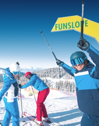 Skigruppe jubelt vor den gelben Startbögen von Funcross und Funslope, dahinter Winterlandschaft mit Bergen und Wald.