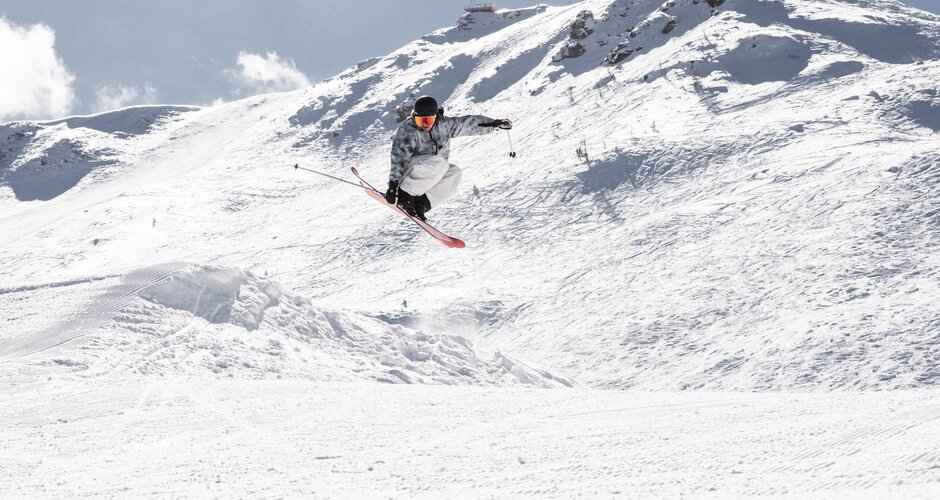 Skier is in the air and touches the ski with your right hand | © Q-Parks Hannes Mautner
