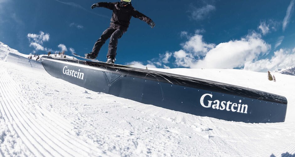 Snowboader in black ski suit glides over an obstacle in the snowpark | © Q-Parks Hannes Mautner
