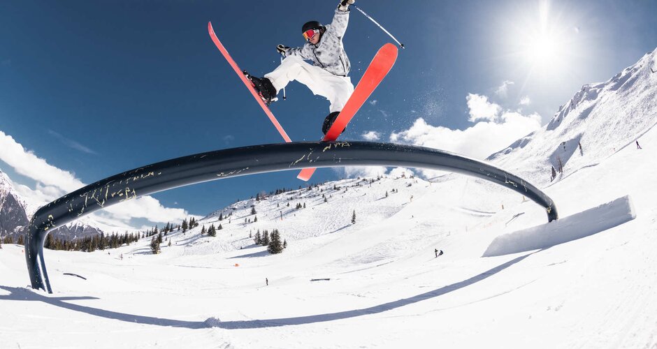 Skier glides over a pole with the rear part of the skis and the front tips are wide apart | © Q-Parks Hannes Mautner