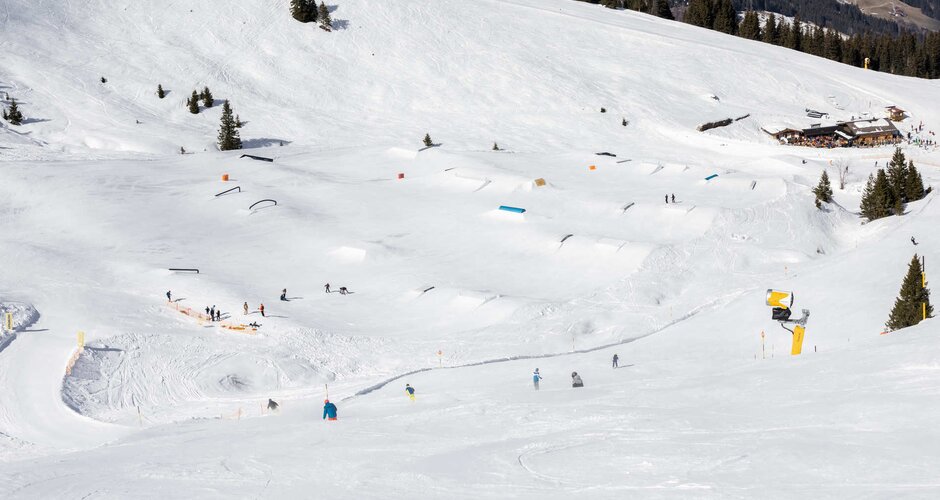 The snowpark in Gastein from above and at the end of the park is a ski hut | © Q-Parks Hannes Mautner