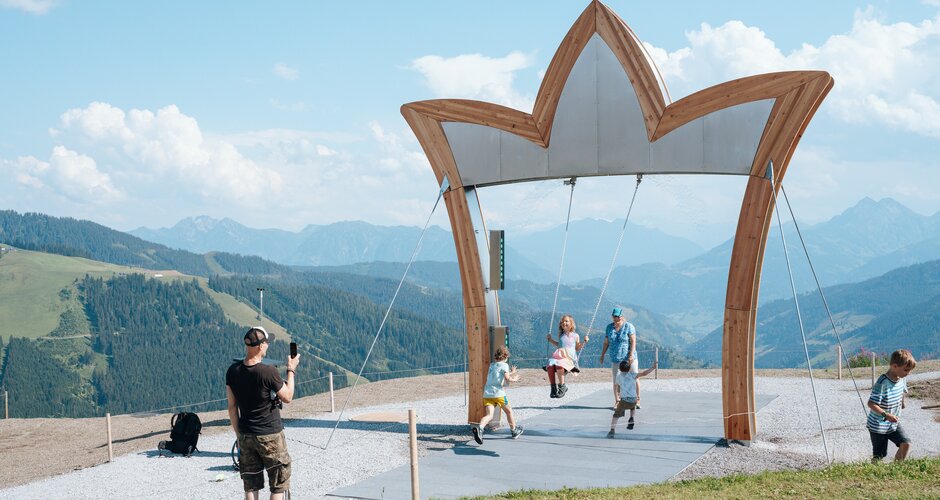 Girl swings on a swing that looks like a crown | © Miriam Lottes