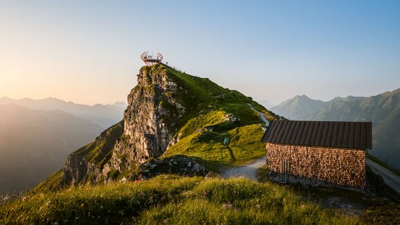 Glocknerblick viewing platform on Stubnerkogel at sunset, with alpine hut and panoramic mountain view | © Gasteiner Bergbahnen AG, Marktl Photography