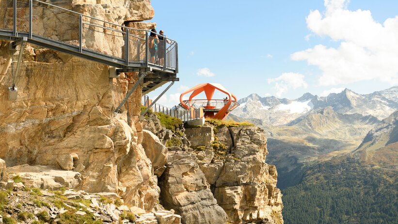 People on Stubnerkogel cliff trail with view to Glocknerblick platform and mountain scenery of the High Tauern | © Gasteiner Bergbahnen AG, Marktl Photography