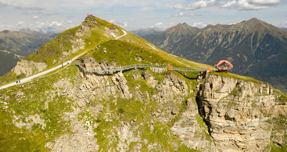 Aerial view of Stubnerkogel’s cliff trail and Glocknerblick platform with wide panorama of the Gastein mountains | © Gasteiner Bergbahnen, Marktl Photography