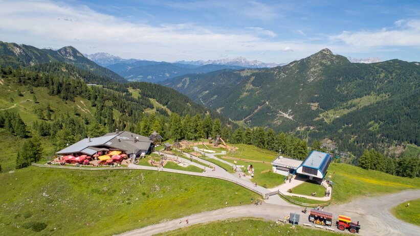 Summer view of Gamskogelhütte with playground, gondola station and scenic mountain backdrop in Zauchensee | © Zauchensee Liftgesellschaft