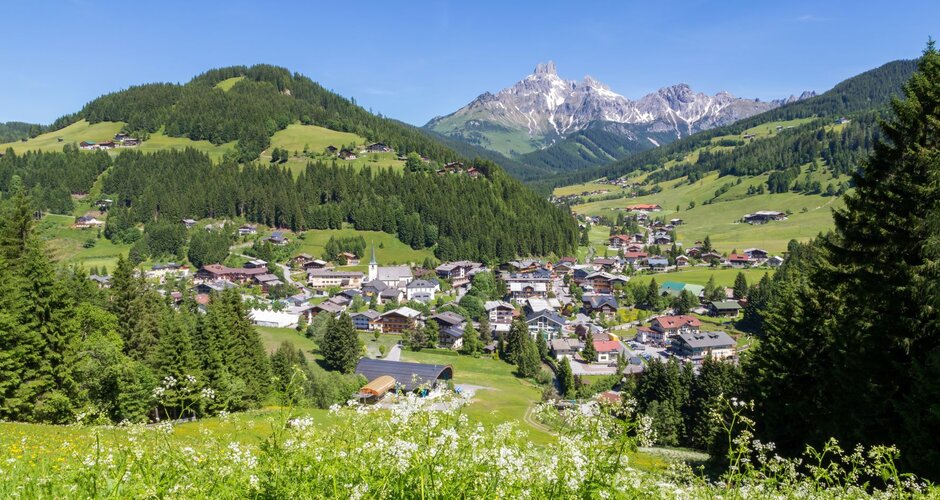 Filzmoos mountain village in summer with green meadows, colorful houses and iconic Bischofsmütze peak in the background | © CoenWeesjes | Filzmoos Tourismus