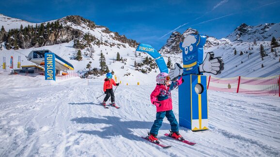 Two kids skiing under blue sky on the Funslope Hauser Kaibling. | © Hauser-Kaibling