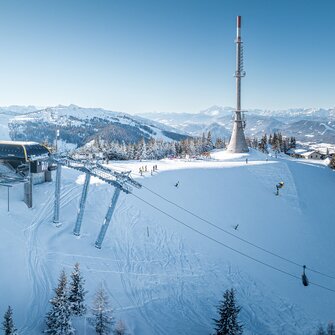 Cable car station and transmitter mast on snowy Hauser Kaibling transmitter plateau. | © Hauser Kaibling | Josh Absenger