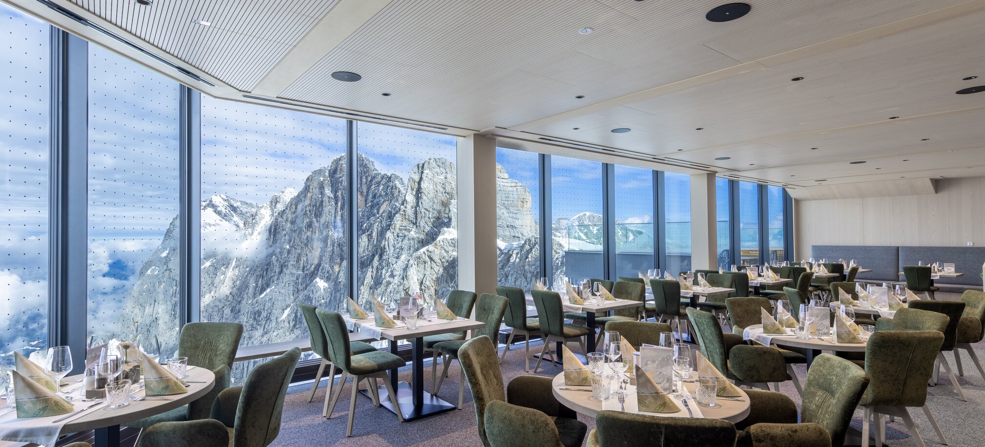 Restaurant with large windows and mountain view on snow-covered peaks at Dachstein. | © Harald Steiner