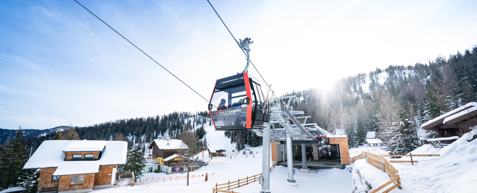 Red Galsterberg gondola above top station with snowy landscape. | © Josh Absenger