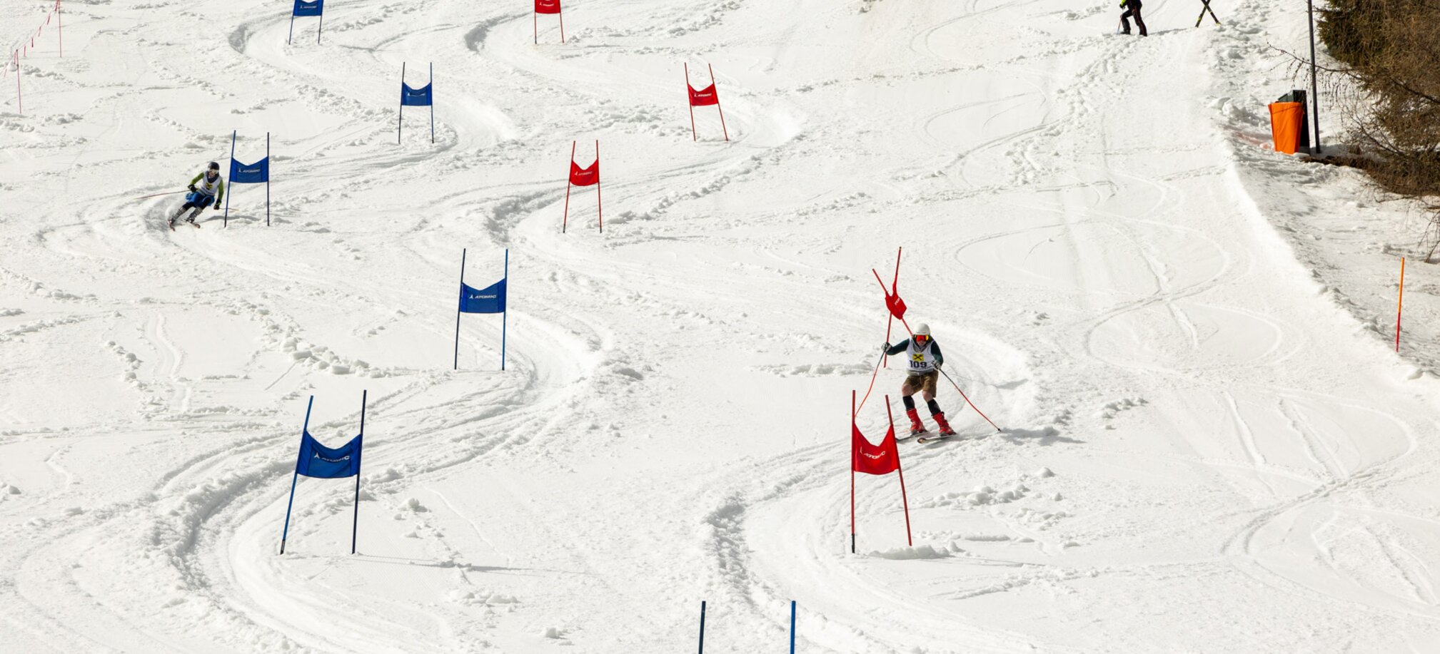 Ski racers slalom through red and blue gates at an event at Galsterberg. | © Thomas Kovacsics