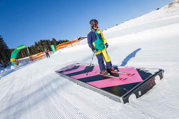 Skier rides a box in the Funslope on a sunny winter day | © Katja Pokorn