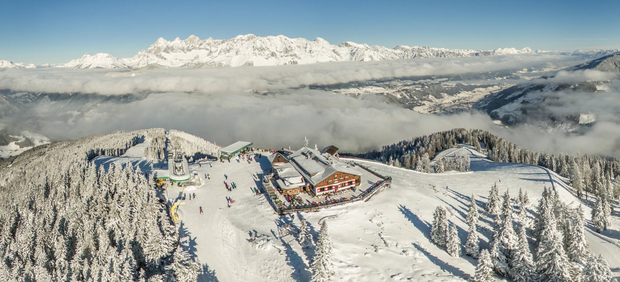 Snowy Hochwurzen summit station with panoramic view | © Bence Bankuty