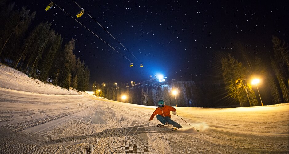 Skier at night on freshly groomed slope in Hochwurzen under starry sky | © Gregor Hartl