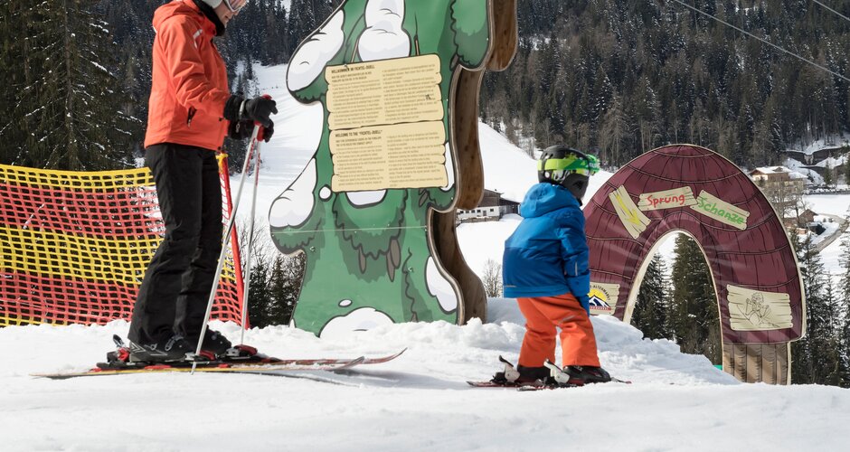 Adult and child skiing in Fichtelland in Altenmarkt with figures and jump arch | © Katja Pokorn