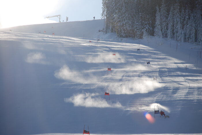 Training slope Gasselhöhe with gates, skier in action and sun, at Reiteralm. | © Reiteralm Bergbahnen