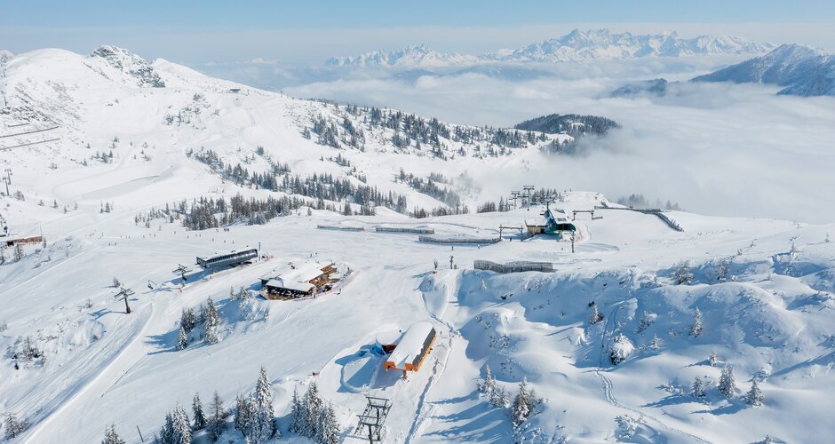 Snowy Shuttleberg ski area with lifts, huts and mountain scenery in clear and sunny weather | © Shuttleberg