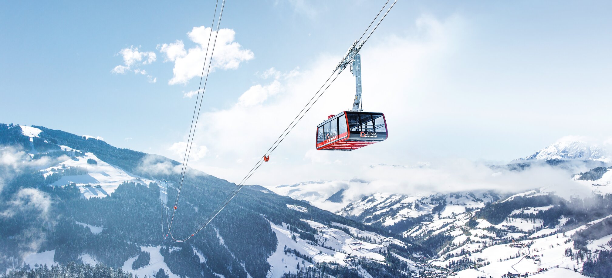 G-LINK Wagrain gondola with panoramic view of valley, snowy mountains and forests | © Snow Space Salzburg - Ozclon