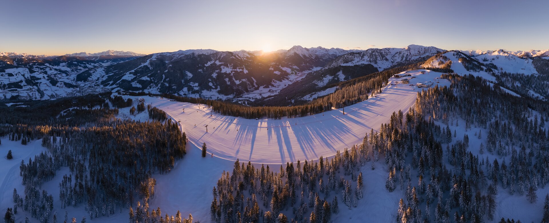 View of snowy slopes at Grafenberg with sunrise, snowy trees and mountain panorama | © Snow Space Salzburg