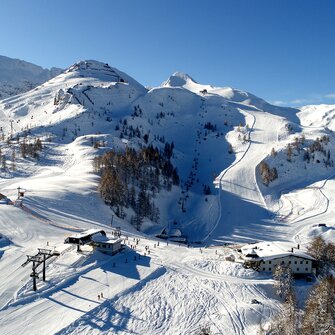 Zauchensee Gamskogel with lifts, snowy slopes and mountain view in background