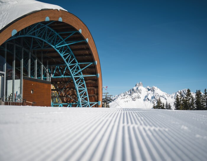 Moderne Bergstation in Filzmoos vor präparierter Piste mit Blick auf die Bischofsmütze | © filzmoos.ski