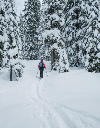 Ski tourers ascend through deep snowy winter landscape towards Graukogel | © Gasteinertal Tourismus GmbH, Christoph Oberschneider