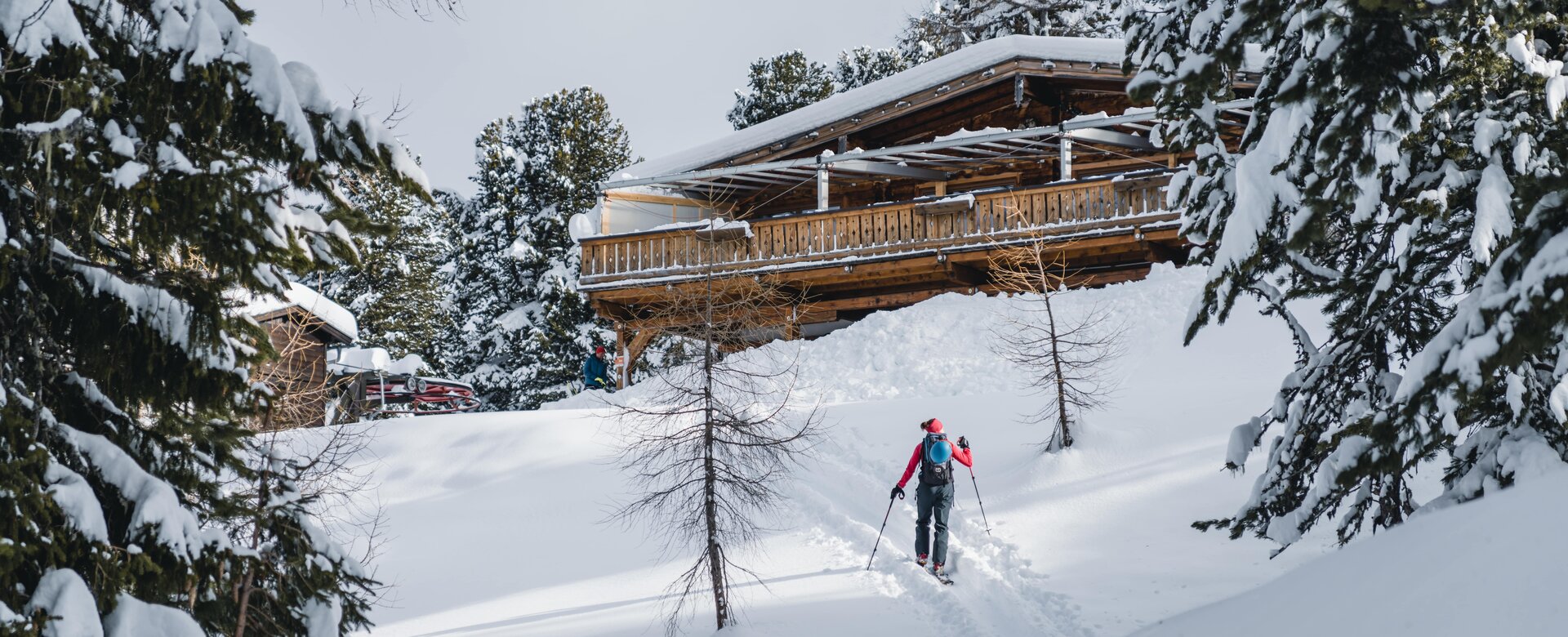 Skitourengeher nähert sich auf verschneitem Hang der Graukogelhütte durch den Wald | © Gasteinertal Tourismus GmbH, Christoph Oberschneider