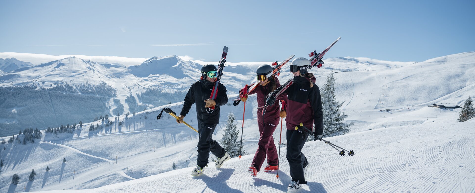 Three skiers with gear walking on snowy slope at Schlossalm in Gastein | © Gasteinertal Tourismus GmbH, Christoph Oberschneider