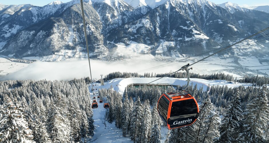 Schlossalmbahn in a snowy landscape with mountains and forests | © Gasteiner Bergbahnen AG