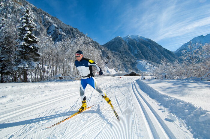 Cross-country skier skiing on a trail in a sunny snowy landscape | © Tourismusverband Großarltal