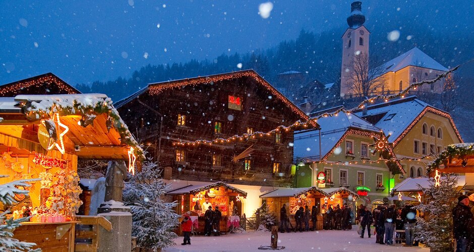 Christmas market in Großarl with beautifully illuminated stalls on the market square | © Tourismusverband Großarltal