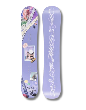 Lila Snowboard von Blue Tomato mit verspielten Motiven, darunter Katze, Blumen und Sticker, Vorder- und Rückansicht.