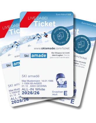 Drei Ski amadé ALL-IN White Skipass-Tickets für die Saison 2025/26 mit Skifahrern im Hintergrund und Online-Aufladehinweis.